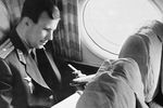 Юрий Гагарин в самолете на пути в Москву после успешного завершения первого в истории человечества полета в космос, 14 апреля 1961 года