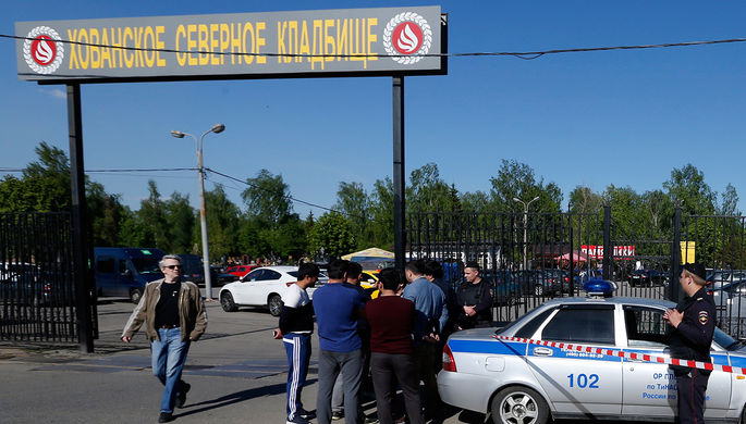 Полиция у входа на Хованское кладбище, где в результате массовой драки со стрельбой погибли люди