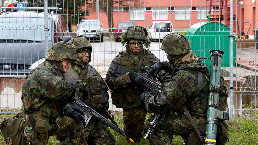 Эстонские военнослужащие во время учений в городе Силламяэ около границы с Россией, май 2019 года