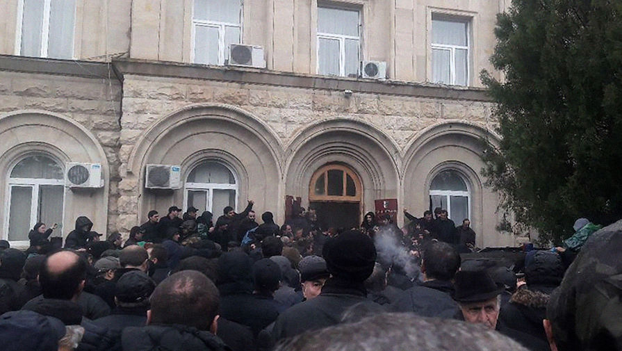 Протестующие около&nbsp;здания администрации президента Абхазии в&nbsp;Сухуме, 9 января 2019 года