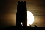 Лунное затмение в небе над Гластонбери, Великобритания, 10 января 2020 года

