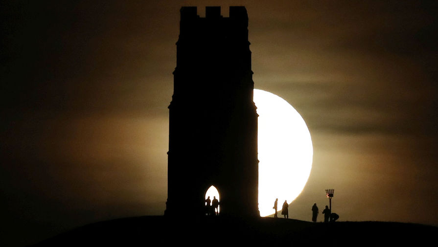 Лунное затмение в&nbsp;небе над&nbsp;Гластонбери, Великобритания, 10 января 2020 года
