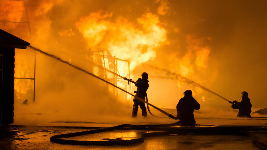 Во Владивостоке спустя 14 часов полностью потушили крупный пожар на складах