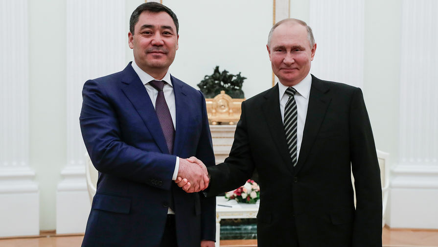 Президент Киргизии Садыр Жапаров и президент России Владимир Путин во время встречи в Кремле, 24 февраля 2021 года