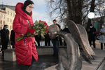 Вдова скульптора Романа Шустрова во время открытия памятника погибшим в пандемию медикам в Петербурге, 3 марта 2021 года