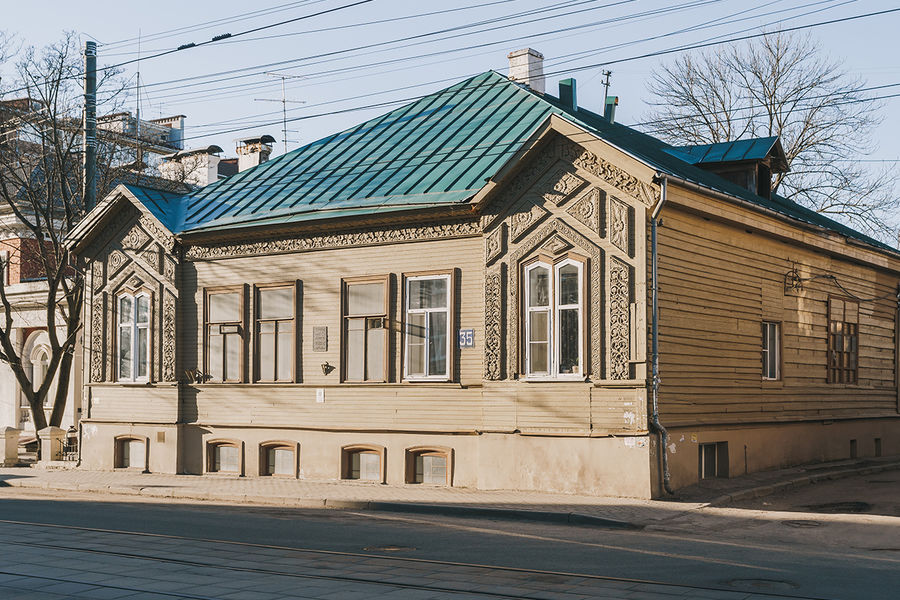 Дом Павла Климова - один из лучших образцов городских деревянных домов периода эклектики. Одна из первых построек в Нижнем Новгороде, где профессиональный архитектор использовал резьбу по дереву