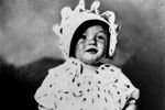 Норма Джин Мортенсон родилась в Лос-Анджелесе 1 июня 1926 года. Детство будущая звезда провела в детдоме — сначала это было связано с нервными срывами матери, позже с опекунами, которые отказывались от нее из-за нехватки средств. В 15 лет Норма Джин вырвалась из детдома: вышла замуж за Джеймса Догерти и устроилась работать на авиационный завод. На фото Мэрилин Монро в детстве, 1928 год