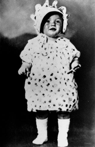 Норма Джин Мортенсон родилась в Лос-Анджелесе 1 июня 1926 года. Детство будущая звезда провела в детдоме — сначала это было связано с нервными срывами матери, позже с опекунами, которые отказывались от нее из-за нехватки средств. В 15 лет Норма Джин вырвалась из детдома: вышла замуж за Джеймса Догерти и устроилась работать на авиационный завод. На фото Мэрилин Монро в детстве, 1928 год