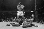 Мухаммед Али нокаутировал с одного удара боксера Сонни Листона, 25 мая 1965 года