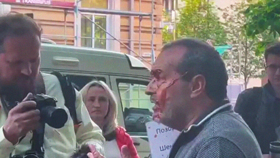 Журналиста Виктора Шендеровича облили кетчупом в Вильнюсе активисты с украинскими флагами