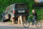 Мальчик катается на велосипеде на улице Гагарина в Галиче, Костромская область, 16 мая 2023 год