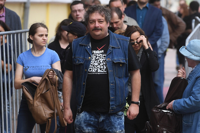 Писатель Дмитрий Быков перед церемонией прощания с Антоном Носиком в Центральном доме литераторов в Москве, 11 июля 2017 года