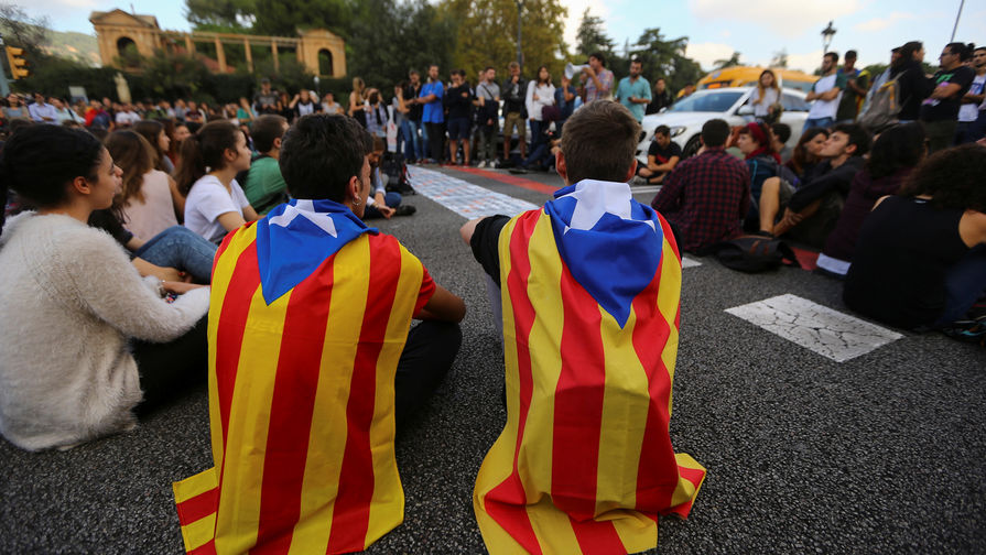 Студенты со флагами Каталонии во время акции протеста в Барселоне, 17 октября 2017 года