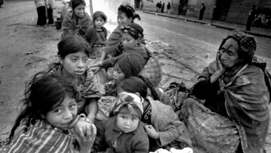 Жители Гватемалы, оставшиеся без крова, 5 февраля 1976 года