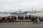 Жители города наблюдают за малым ракетным кораблем «Одинцово» проекта 22800 «Каракурт» во время Главного военно-морского парада в честь Дня Военно-морского флота России в акватории Невы, 25 июля 2021 года