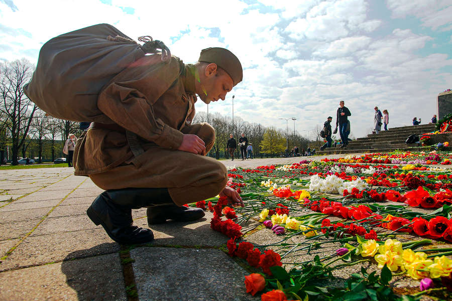 Жители Риги у мемориального комплекса советских воинов-освободителей в парке Победы, 9 мая 2020 года