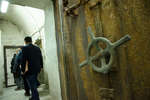 Дверь в бомбоубежище под туринской ратушей. На фото городская комиссия оценивает надежность бункера.