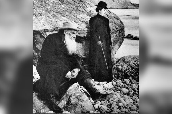 Писатель Лев Николаевич Толстой с дочерью Александрой на берегу Черного моря