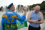 Во время празднования Дня Воздушно-десантных войск в Парке Горького в Москве, 2 августа 2023 года
