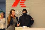 Сотрудник правоохранительных органов в офисе компании «Ренова» в Москве