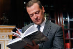 Премьер-министр РФ Дмитрий Медведев принимает участие в проекте «Война и мир. Читаем роман» в резиденции «Горки»