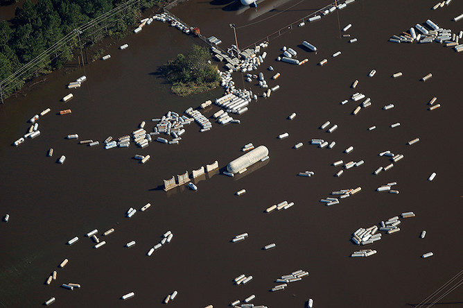 Топливные цистерны в воде. Ламбертон, Северная Каролина, США