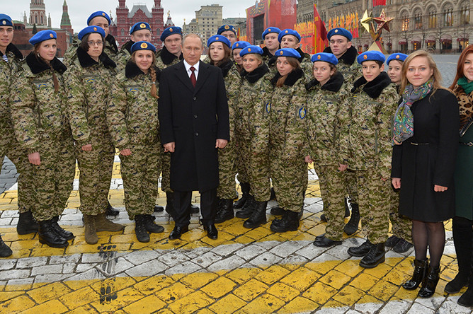 Президент Владимир Путин с воспитанниками военно-патриотического центра «Вымпел»