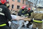 Спасатели выносят пострадавшего человека из дома на Минской улице, где произошел взрыв бытового газа