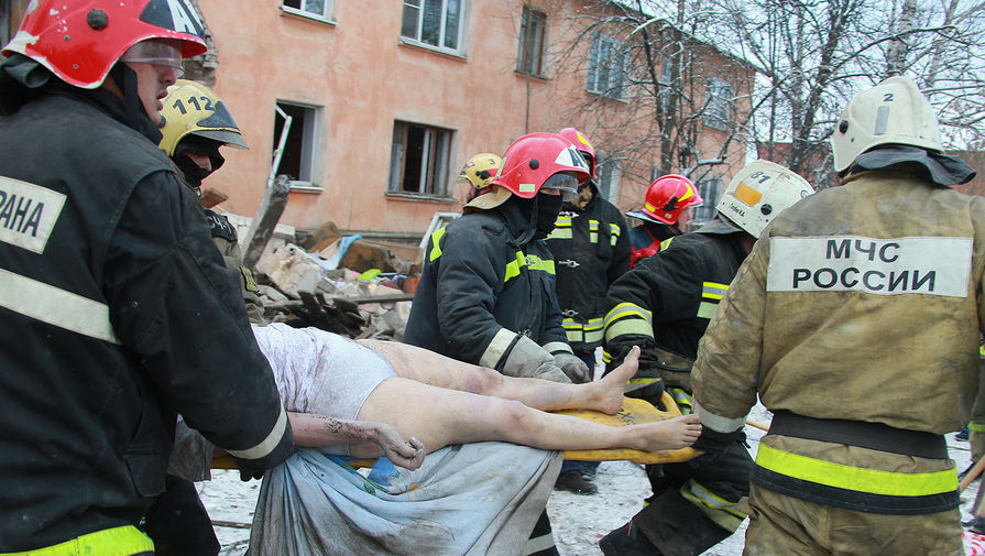 Спасатели выносят пострадавшего человека из&nbsp;дома на&nbsp;Минской улице, где произошел взрыв бытового газа