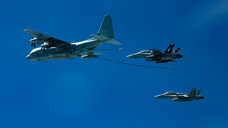 Истребители-бомбардировщики McDonnell Douglas F/A-18 Hornet и танкер Lockheed Martin KC-130J во время воздушной заправки, 2016 год