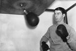 Игрок «Нью-Йорк Янкиз» Джо Ди Маджо с боксерской грушей в Нью-Йорке, 1938 год