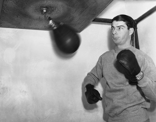Игрок «Нью-Йорк Янкиз» Джо Ди Маджо с&nbsp;боксерской грушей в&nbsp;Нью-Йорке, 1938 год