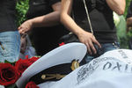 Родственники и близкие прощаются с капитаном теплохода «Булгария» Александром Островским, погибшим при крушении судна, 13 июля 2011 года