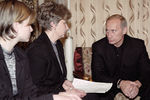 Президент России Владимир Путин во время встречи с семьей капитана АПЛ «Курск» Геннадия Лячина в Мурманской области, 22 августа 2000 года