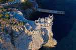 Вид на дворец-замок «Ласточкино гнездо», открытый после реконструкции в Крыму, 25 ноября 2020 года