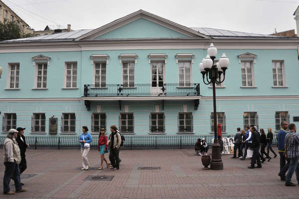Фасад дома номер 53 на Старом Арбате в Москве, где находится музей «Мемориальная квартира А. С. Пушкина»