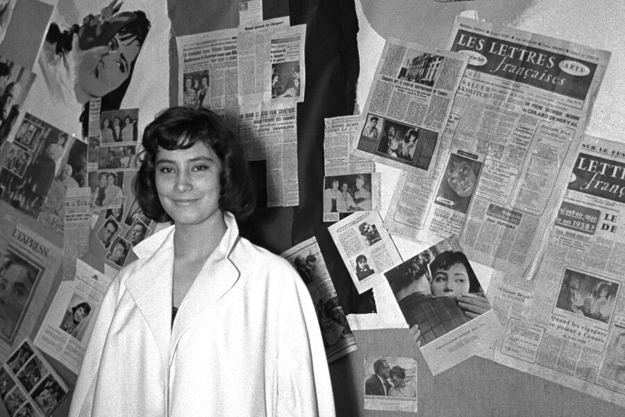 Актриса Татьяна Самойлова на Каннском кинофестивале на фоне постеров фильма «Летят журавли», 1958 год