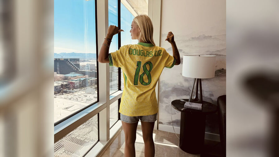 Футболистка из Швейцарии опубликовала фото в коротких шортах и футболке сборной Бразилии