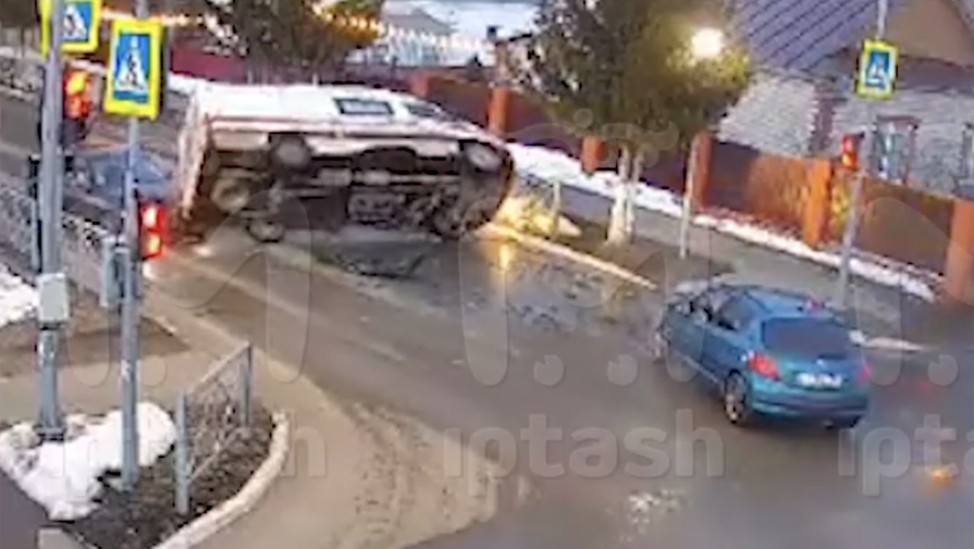 В Татарстане на видео попало, как машина с медиками перевернулась в жестком ДТП