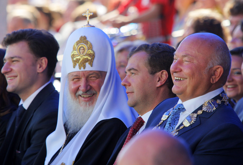 Мэр Москвы Юрий Лужков, президент РФ Дмитрий Медведев и патриарх Московский и всея Руси Кирилл во время торжественной церемонии открытия Дня города у здания мэрии на Тверской площади. 5 сентября 2009 года