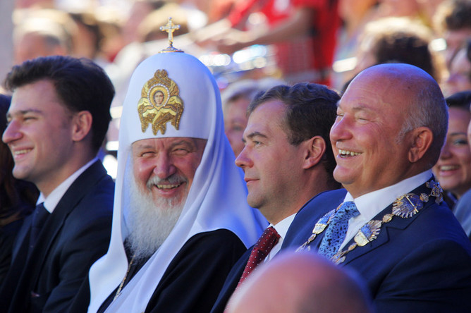 Мэр Москвы Юрий Лужков, президент РФ Дмитрий Медведев и патриарх Московский и всея Руси Кирилл во время торжественной церемонии открытия Дня города у здания мэрии на Тверской площади. 5 сентября 2009 года