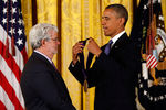 Президент США Барак Обама вручает Джорджу Лукасу Национальную медаль искусств во время церемонии награждения в Белом доме