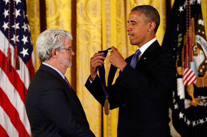 Президент США Барак Обама вручает Джорджу Лукасу Национальную медаль искусств во время церемонии награждения в&nbsp;Белом доме