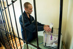 Заключенный, отбывающий пожизненное заключение, голосует тюрьме Софиевская в городе Вольнянске в Запорожской области