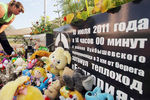 Местная жительница во время возложения цветов в память о погибших в результате крушения прогулочного теплохода «Булгария» в речном порту города Казань