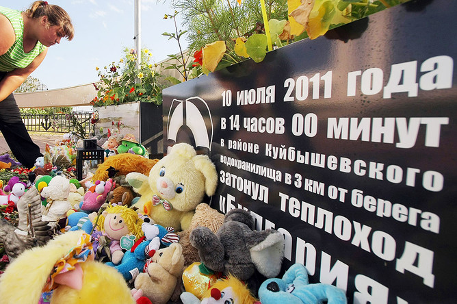 Местная жительница во время возложения цветов в память о погибших в результате крушения прогулочного теплохода «Булгария» в речном порту города Казань