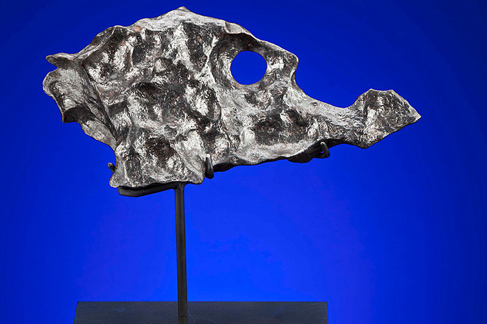 Железный метеорит Гибеон весом 5,5 кг, найденный в&nbsp;Намибии. Происхождение &ndash; Главный пояс астероидов. $45 тыс.
