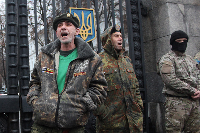Бойцы 24-го отдельного штурмового батальона вооруженных сил Украины &laquo;Айдар&raquo; во время пикета у&nbsp;здания минобороны Украины 