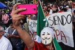 Участник митинга против пропажи 43 студентов в Мексике