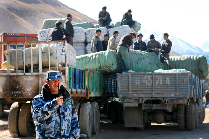 Таможенный офицер на киргизской границе